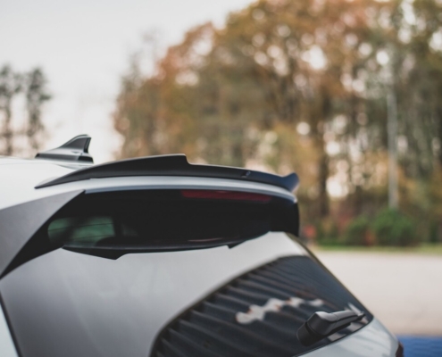 heck-spoiler-aufsatz-abrisskante-fuer-vw-golf-8-gti-schwarz-hochglanz~5